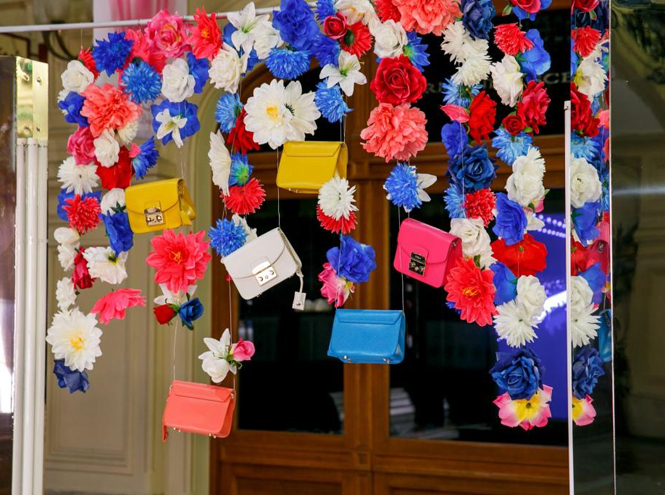 Цветы и сумки: яркая модная инсталляция от Furla