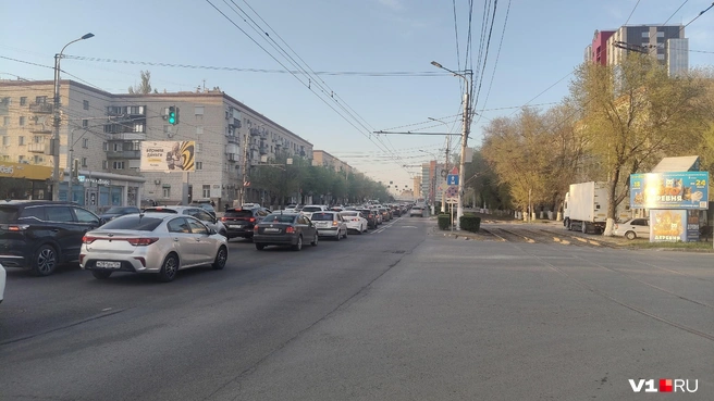 Всем, кто решил поехать по проспекту Ленина, следует запастись терпением | Источник: Мария Умнова / V1.RU