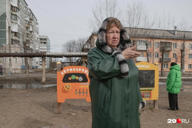 Ирина живет в поселке 22-го Лесозавода. На Гидролизный пришла в гости к семье | Источник: Иван Митюшев / 29.RU 