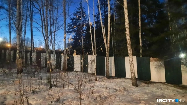 Территорию для строительства огородили в ноябре 2025 года | Источник: Виктор Лучкин / «ИрСити»