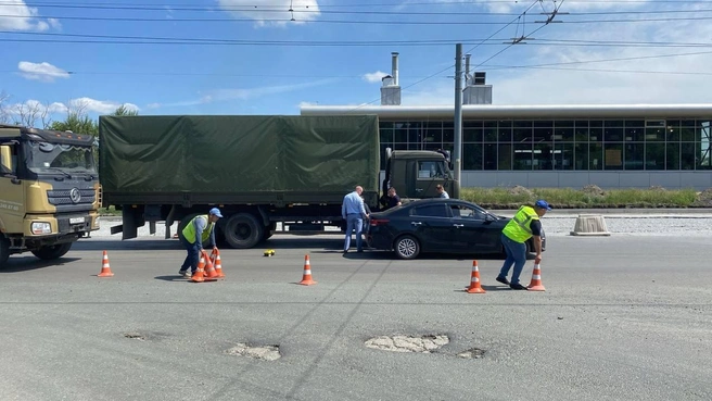 Возле кладбища убирали пучины на асфальте, и это наложилось на ремонт на другом участке Свердловского тракта  | Источник: Челябинский дорожник / t.me