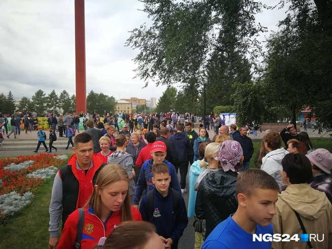 Толпа, собравшаяся на митинг против пенсионной реформы
