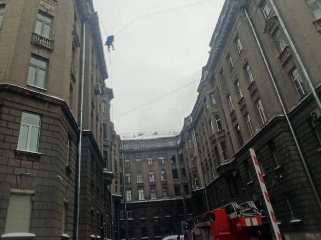 Спасение мужчины с проводов в центре Петербурга на видео | Источник: МЧС России