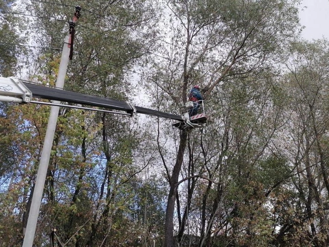 На место выехала аварийная бригада со спецтехникой. | Источник: Юрий Решетников