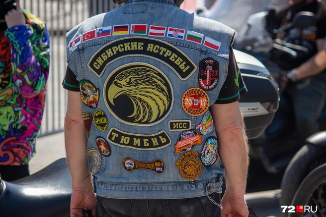 Просто огромное количество вышитых знаков  | Источник: Павел Красоткин / 72.RU 