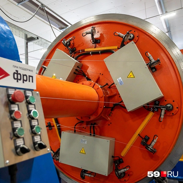 Новое оборудование постепенно превращает оптоволокно&nbsp;— тонкую стеклянную нить, используемую для передачи данных,&nbsp;— в сердечник подводного кабеля | Источник: Василина Любимова / 59.RU