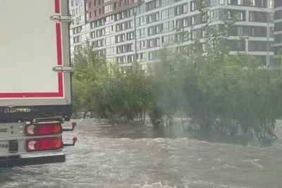 «Чувак, не останавливайся, мы плывем». Екатеринбург ушел под воду после ливня