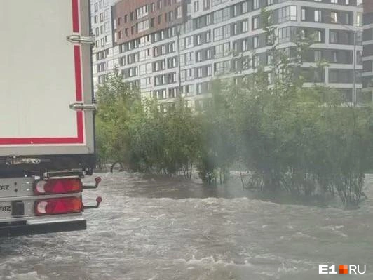 Непогода вернулась в столицу Урала | Источник: читатель Е1.RU