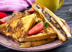Французские тосты с топпингом: вкусный завтрак, который можно приготовить с вечера