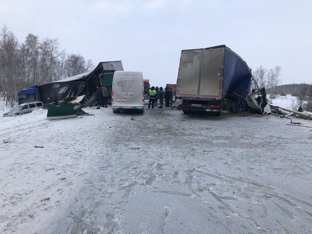 Две смертельные аварии на трассе с участием фур произошли в НСО 25 января  2023 г. - 25 января 2023 - НГС.ру