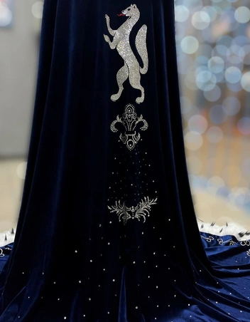 На накидке&nbsp;— соболь ручной работы | Источник: Юлия Чернявская