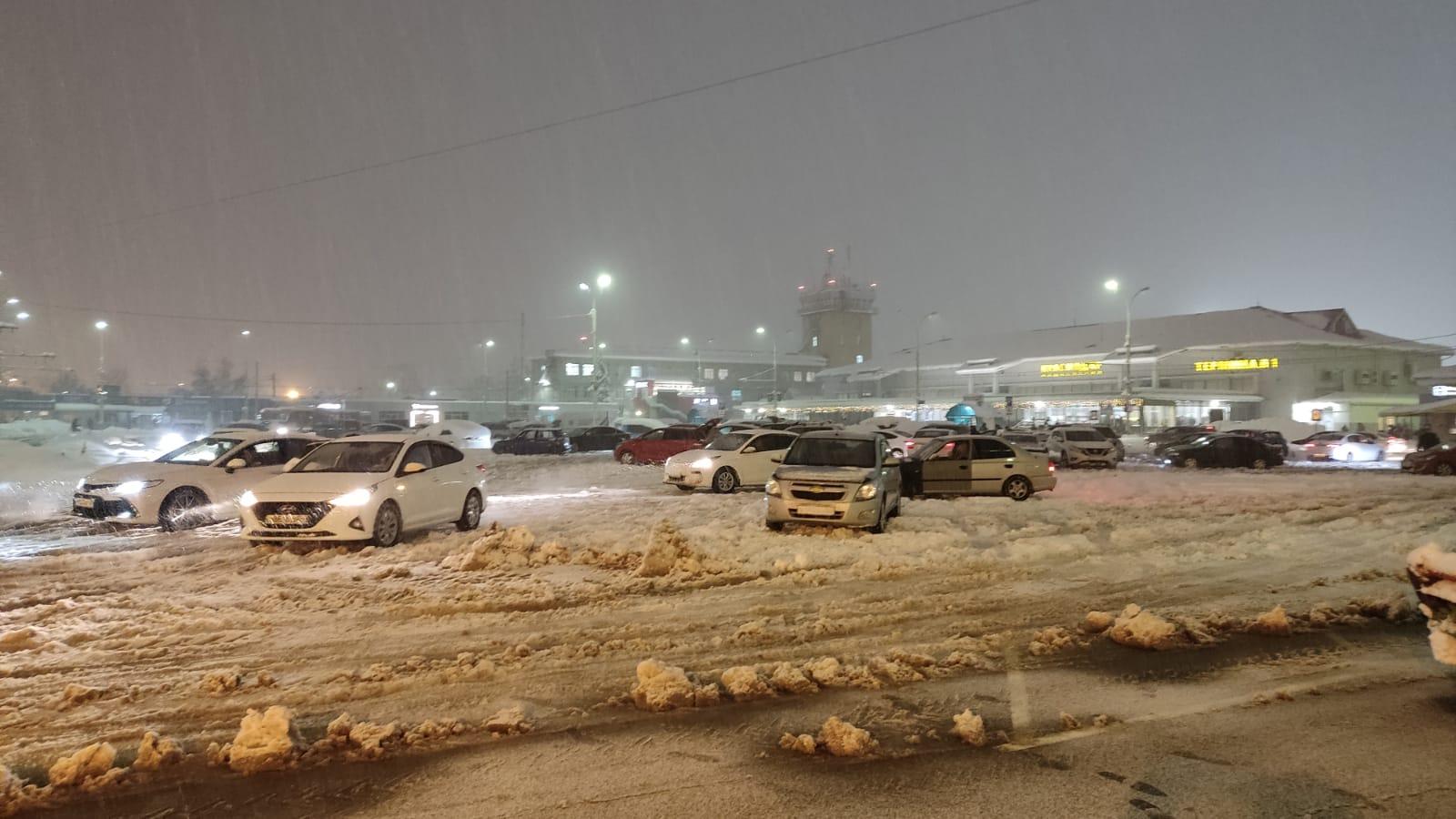 Почему закрыли аэропорт сегодня. Краснодар снегопад 2022. Обстановка в Краснодаре сейчас. Аэропорт Краснодара зимой. Краснодар завалило снегом аэропорт.