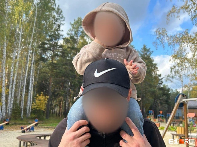 Сергей остался один с тремя детьми и парализованной женой, а теперь его отправляют на СВО | Источник: читатель E1.RU