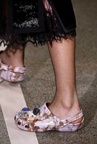 Красота не главное: как и почему кроксы стали самой модной обувью