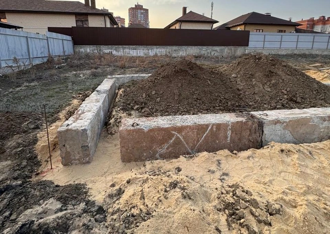 По словам Валерия Якушева, фундамент держится на земле и глине | Источник: Валерий Якушев