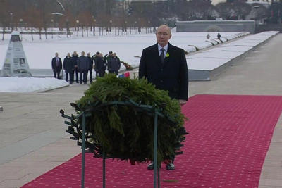 Путин возложил цветы на Невском пятачке и Пискаревском кладбище