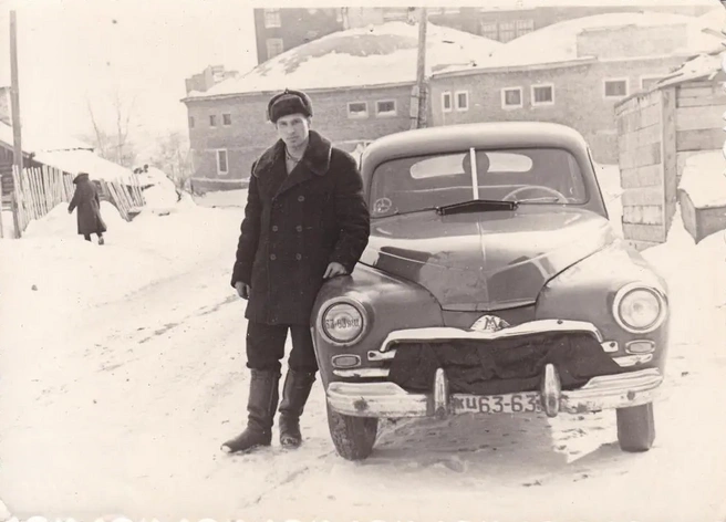Обладателям подобных авто раньше можно было позавидовать, как этому жителю Анжерки | Источник: Краеведческий музей Анжеро-Судженска / pastvu.com