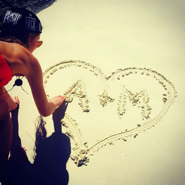 Марина сделала трогательную надпись на песке