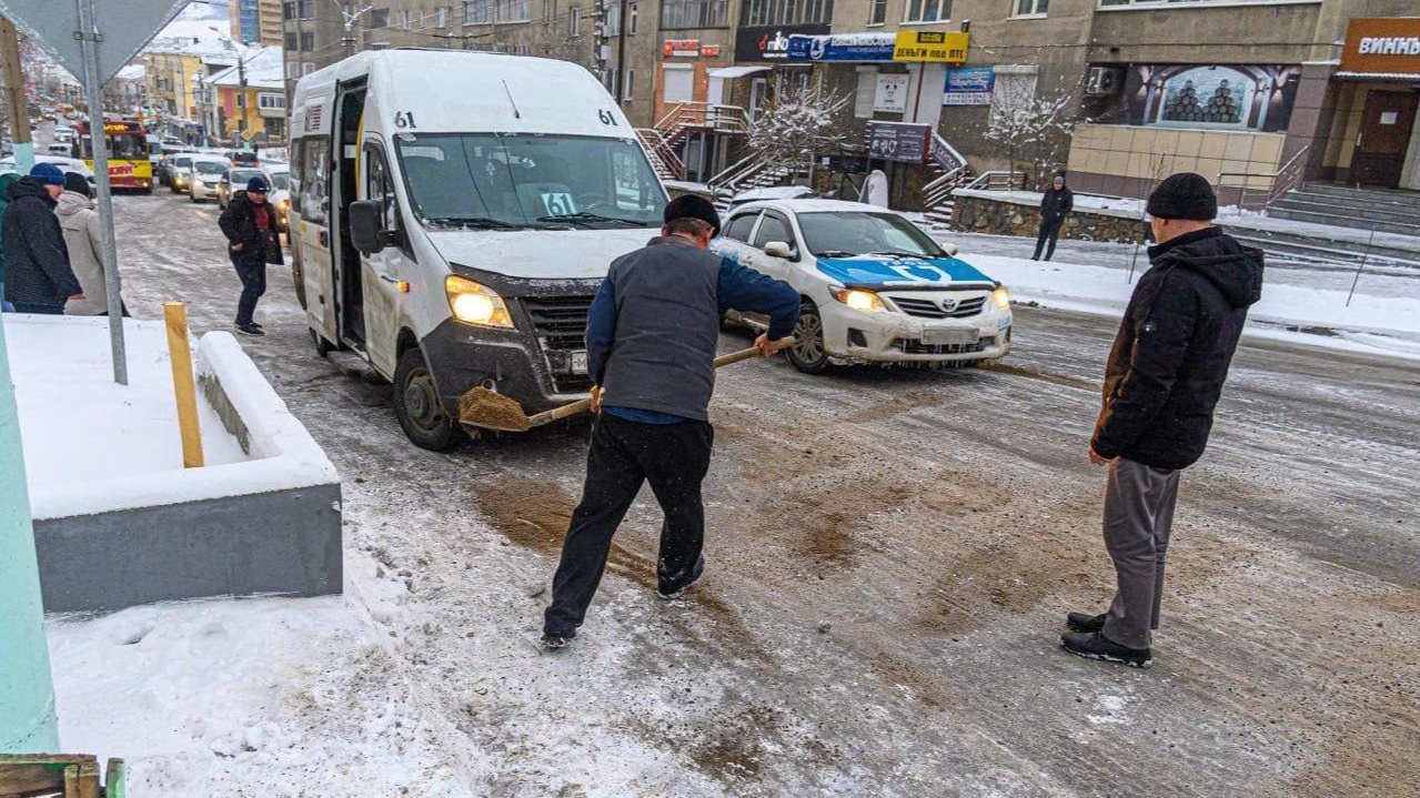 В новостях только помойки, гололед, ямы. Виноваты ли СМИ, что вокруг сплошной негатив