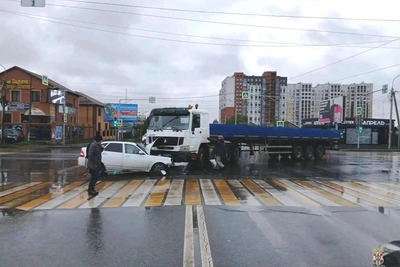 В Омске грузовик раздавил Ладу, водителя вытащили