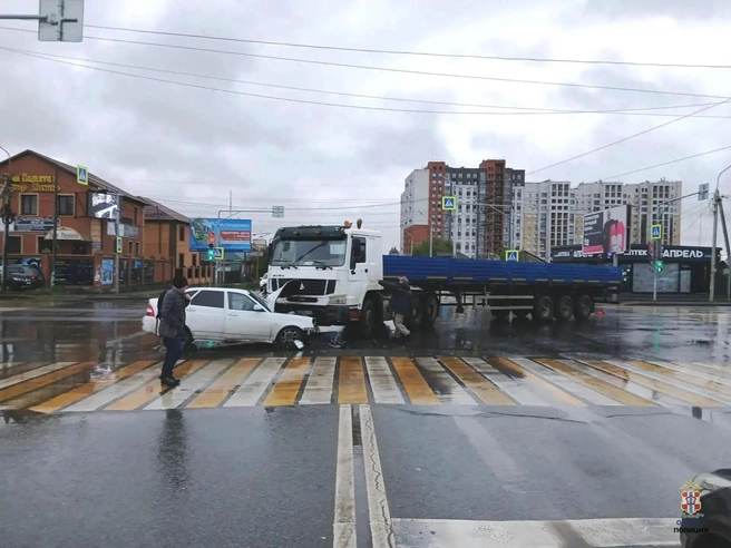 Грузовик подмял под себя легковушку | Источник: «Госавтоинспекция Омской области» / Max.ru