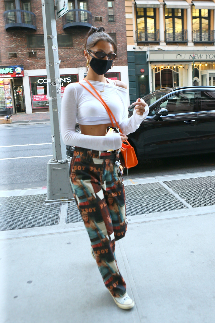 Очень короткий топ, обнажающий пресс, и самые модные брюки из 90-х: Белла Хадид покоряет Нью-Йорк