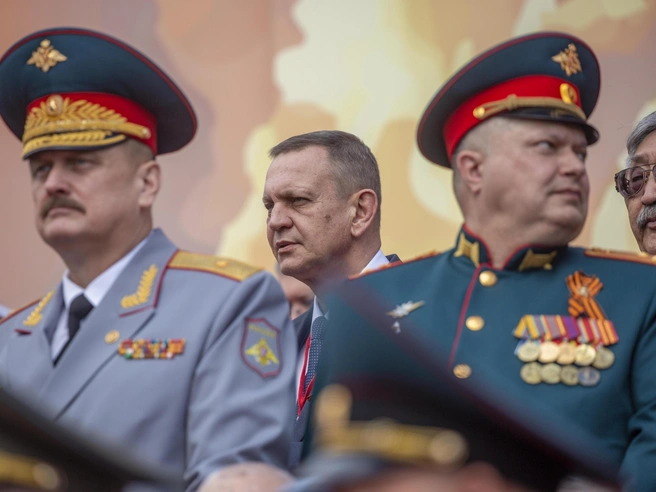 Кажется, никто никогда не видел улыбки на лице руководителя аппарата губернатора Евгения Харичкина. | Источник: Константин Завриков / V1.RU