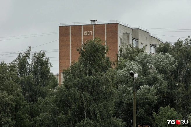 Год постройки выложен из кирпича прямо на фасаде дома | Источник: Александр Куренной / 76.RU