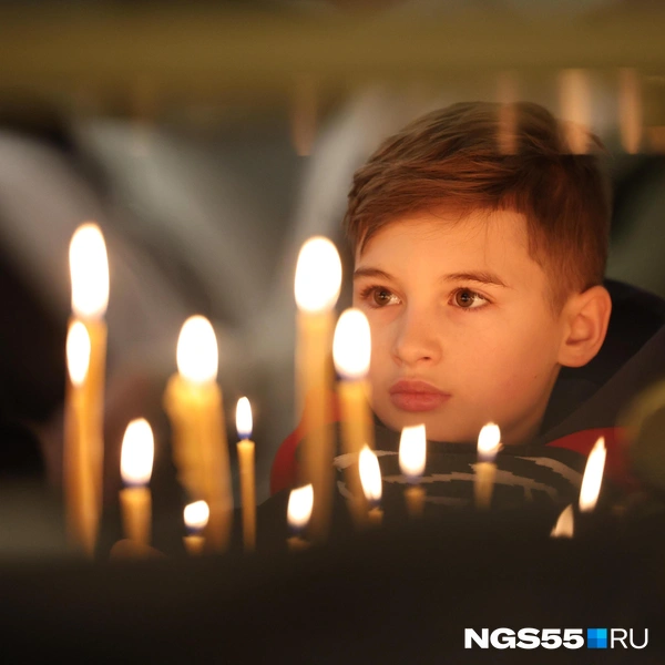 От сотен свечей воздух наполняется теплом | Источник: Евгений Софийчук / NGS55.RU