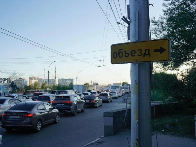 Затор растянулся на несколько километров | Источник: Александр Ощепков / NGS.RU