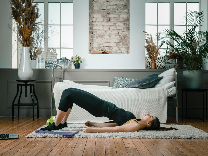 Тренировка для ленивых: 7 упражнений для тонкой талии, которые можно делать лежа