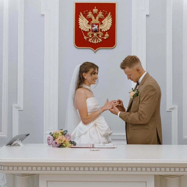 На шее у девушки жемчуг | Источник: slivko_viktoria, kirill___bazhin/Instagram (экстремистская организация, деятельность запрещена на территории РФ)