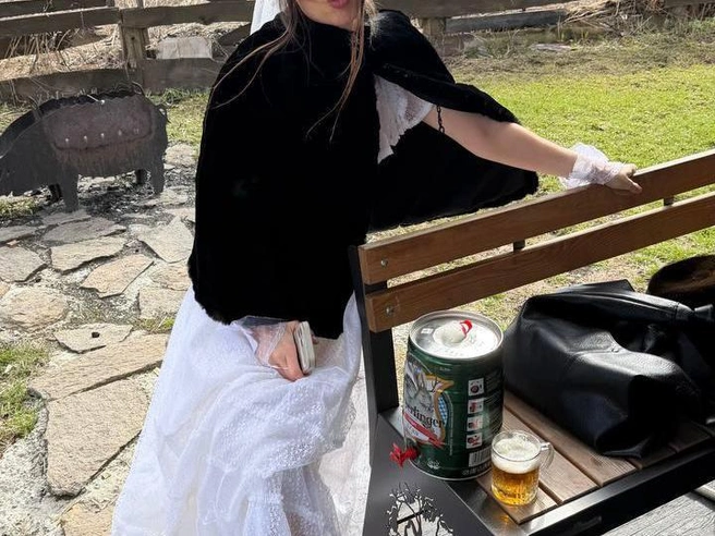 Одежда для вечеринки была приобретена в секонд-хенде | Источник: Style by Alenaresh / T.me