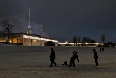 Холодная погода в Петербурге, снег в Москве