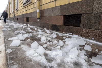 Снежная глыба рухнула на автомобиль в Воронеже