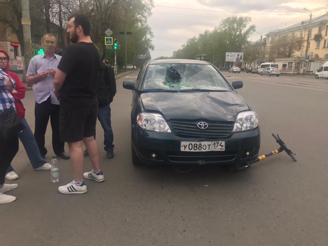 В Челябинске иномарка сбила мужчину на арендованном электросамокате 5 мая  2021 года - 5 мая 2021 - 74.ру