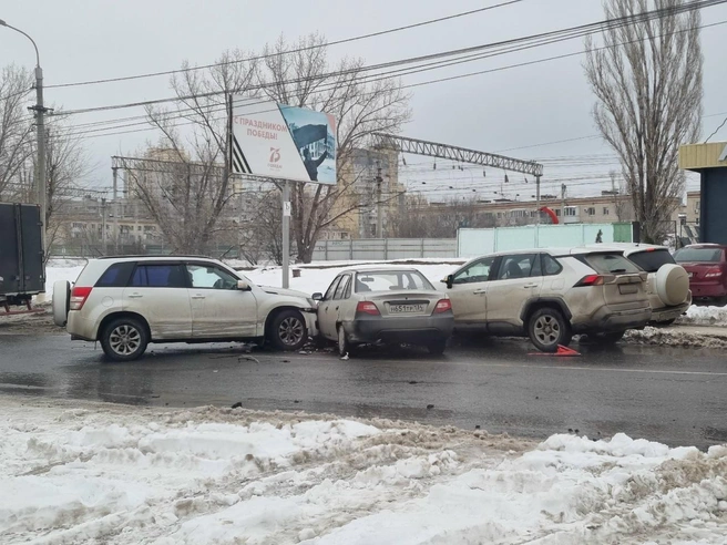 Daewoo Nexia оказалась зажата между двумя кроссоверами | Источник: читатели V1.RU