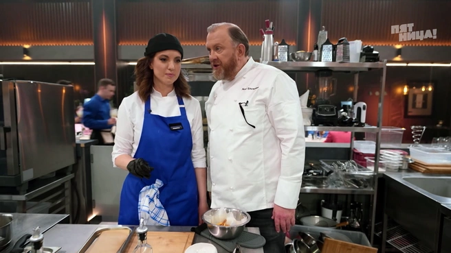 Шеф Ивлев был строг с участниками и в кадре, и за кадром | Источник: телеканал «Пятница!»