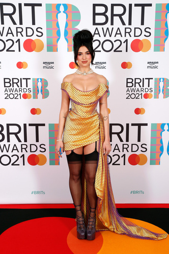Дуа Липа в чулках и Билли Портер в платье стали главными звездами на Brit Awards-2021