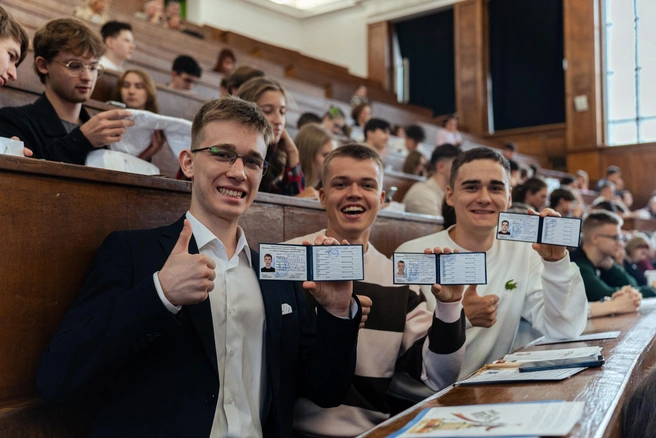 Динис Гизатуллин — на ближнем плане, Ильнар Салихов — на заднем, между ними — Игорь Кавказков из Чувашии | Источник: Химический факультет МГУ / Vk.com