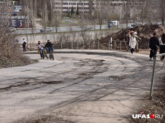А кто-то уже привык одеваться почти по-летнему | Источник: Булат Салихов / UFA1.RU