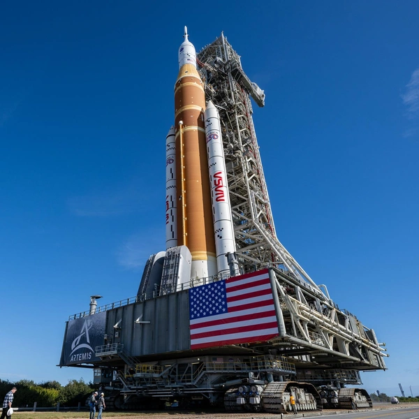 В США вывезли на стартовую площадку ракету SLS для первого полета людей к Луне с 1972 года