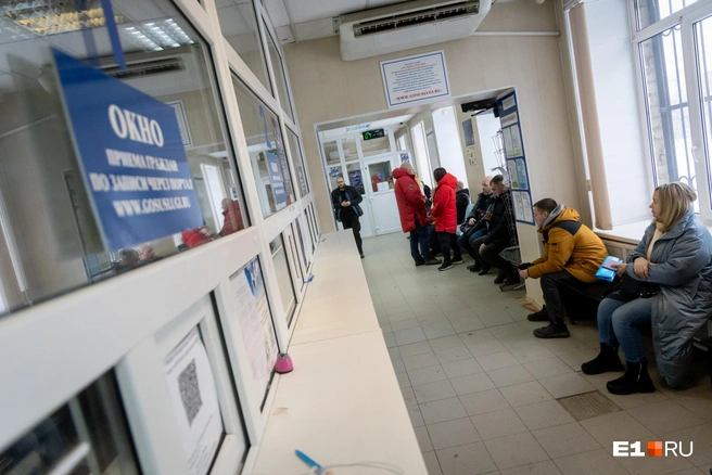 Ежедневно сотни екатеринбургских автомобилистов получают новые госномера для своих машин | Источник: Владислав Лоншаков / E1.RU