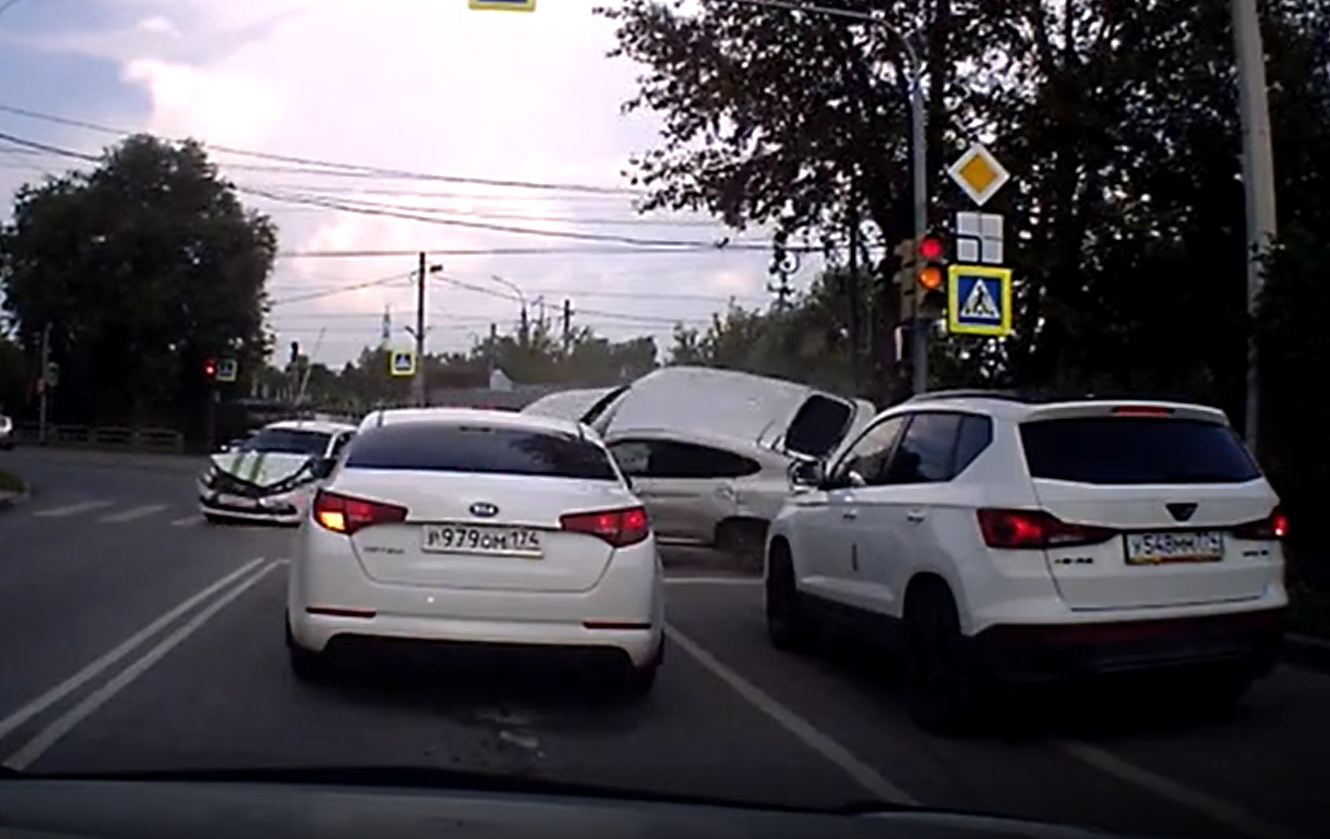 В Челябинске BMW перевернулась от удара с машиной приставов — видео