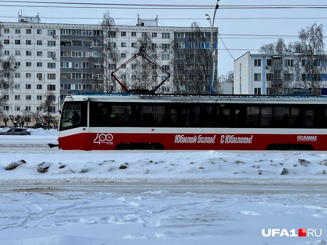 Трамвай на проспекте в Набережных Челнах | Источник: Андрей Бирюков / UFA1.RU