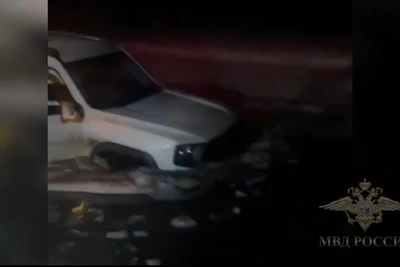 Спасатели вытащили пару из машины, провалившейся под лед