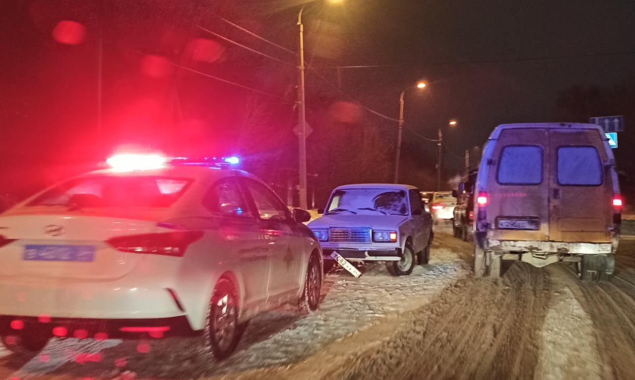 В Волгограде пешеход попал под колеса сразу двух автомобилей. Мужчину  сейчас спасают медики - 21 января 2022 - V1.ру