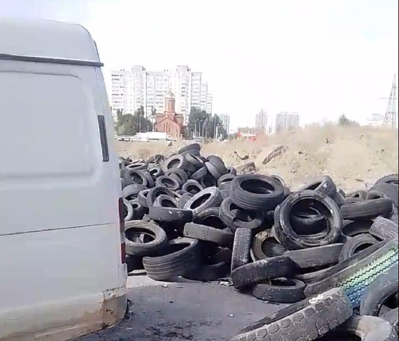 «Сказали, тут место сбора»: в Волгограде попал на видео сброс мусора на стихийную свалку у торговог…