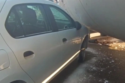 Цистерна весом 26 тонн упала на машину в Уфе