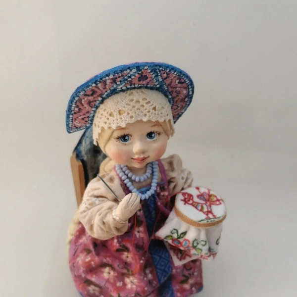 На пяльцах — ткань с вышивкой | Источник: «ELKA_VATA» Авторская елочная игрушка / Vk.com